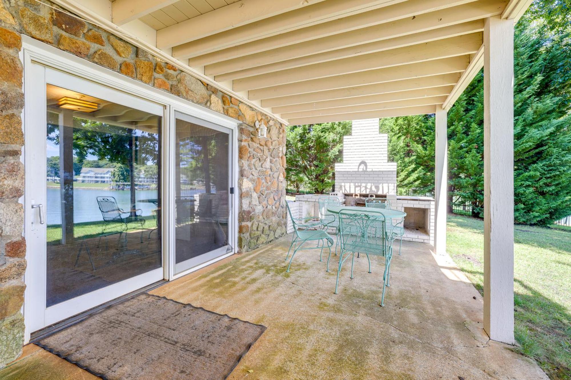 Smith Mountain Lake Retreat With Private Beach! Huddleston Екстериор снимка