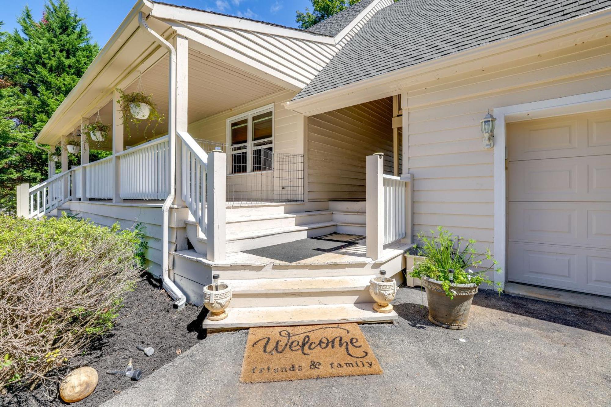 Smith Mountain Lake Retreat With Private Beach! Huddleston Екстериор снимка