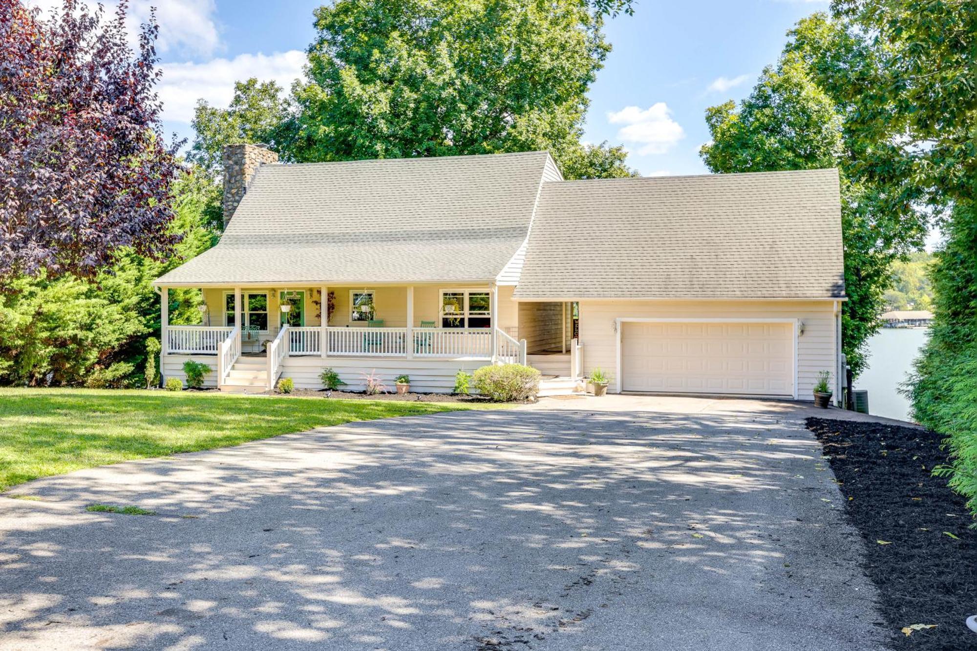 Smith Mountain Lake Retreat With Private Beach! Huddleston Екстериор снимка
