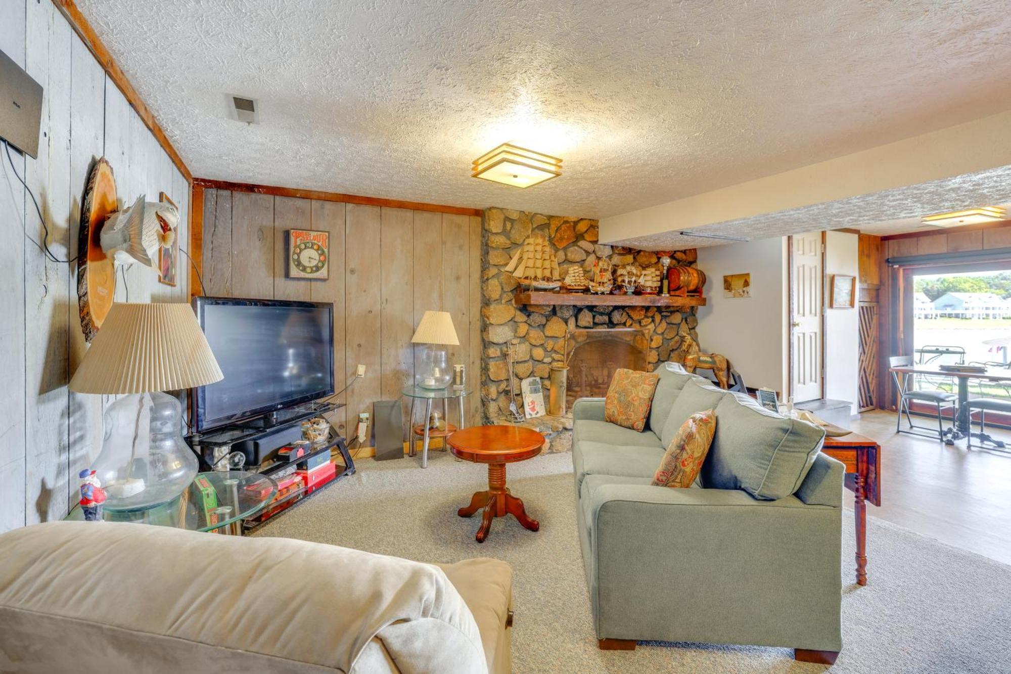 Smith Mountain Lake Retreat With Private Beach! Huddleston Екстериор снимка