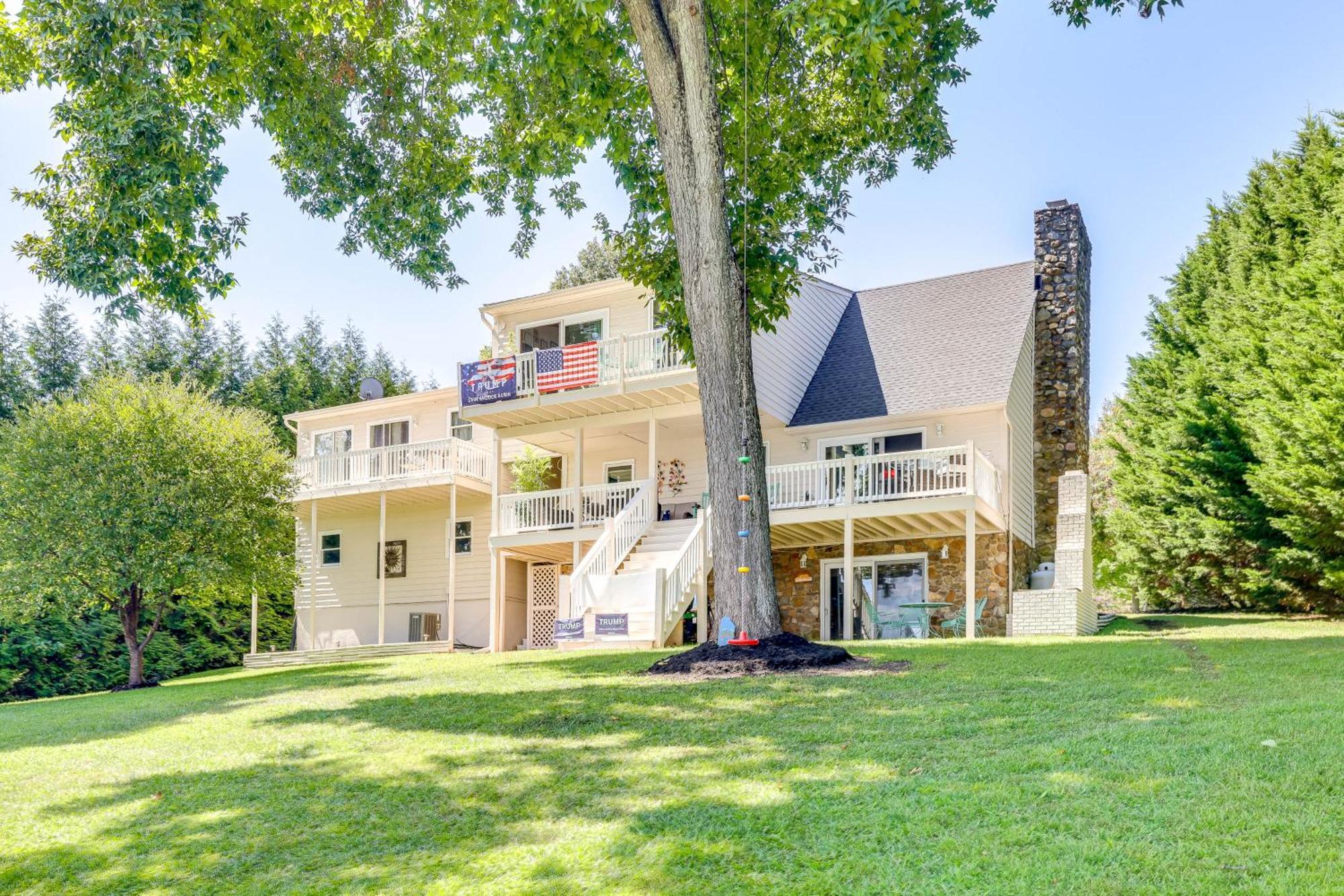 Smith Mountain Lake Retreat With Private Beach! Huddleston Екстериор снимка